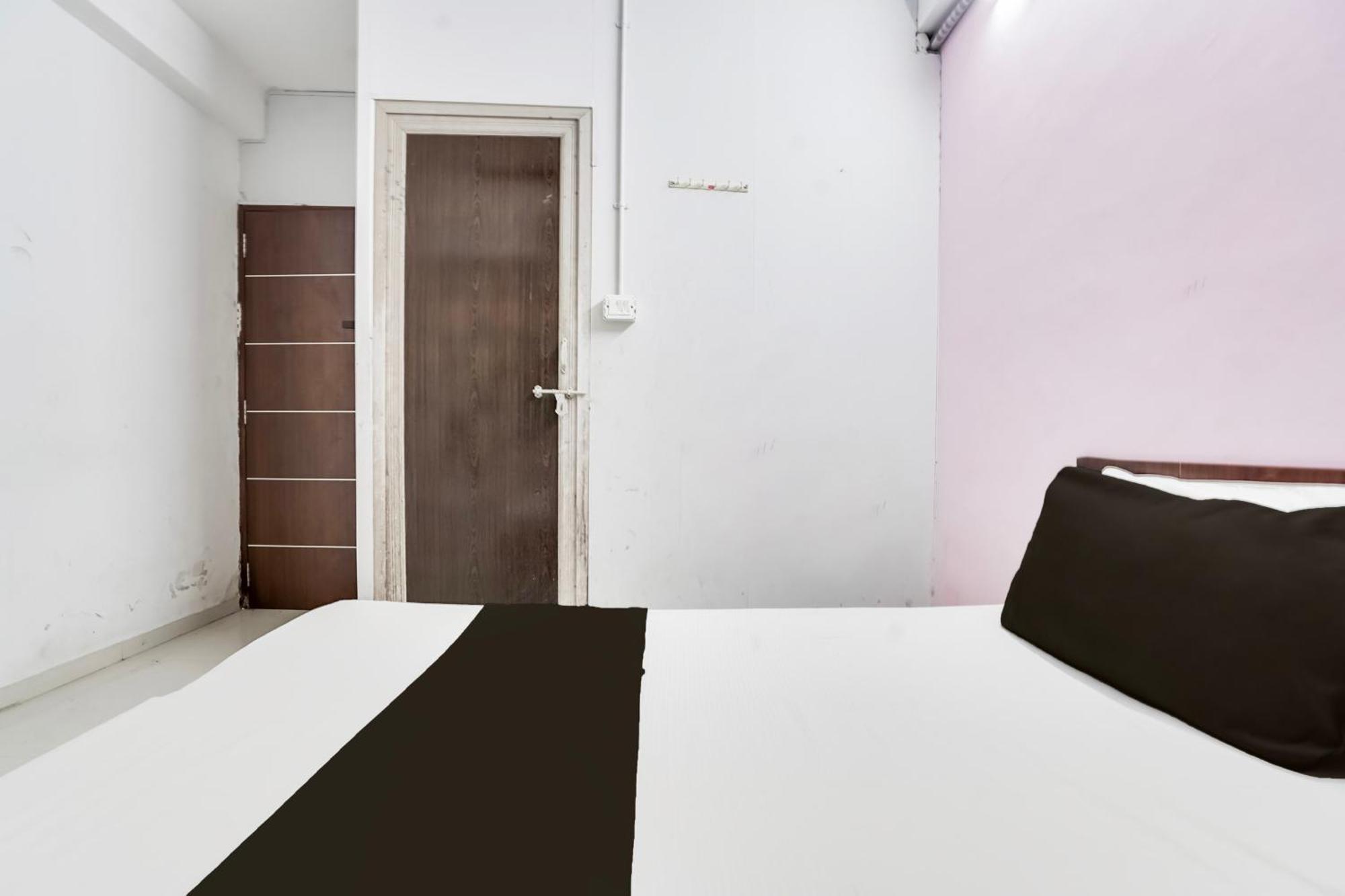 Hotel O Day Night Rooms Surat Exterior photo