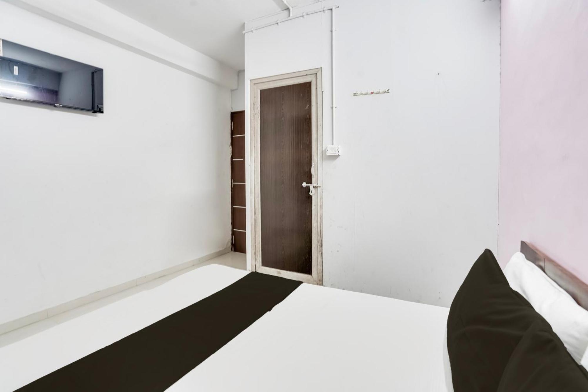 Hotel O Day Night Rooms Surat Exterior photo