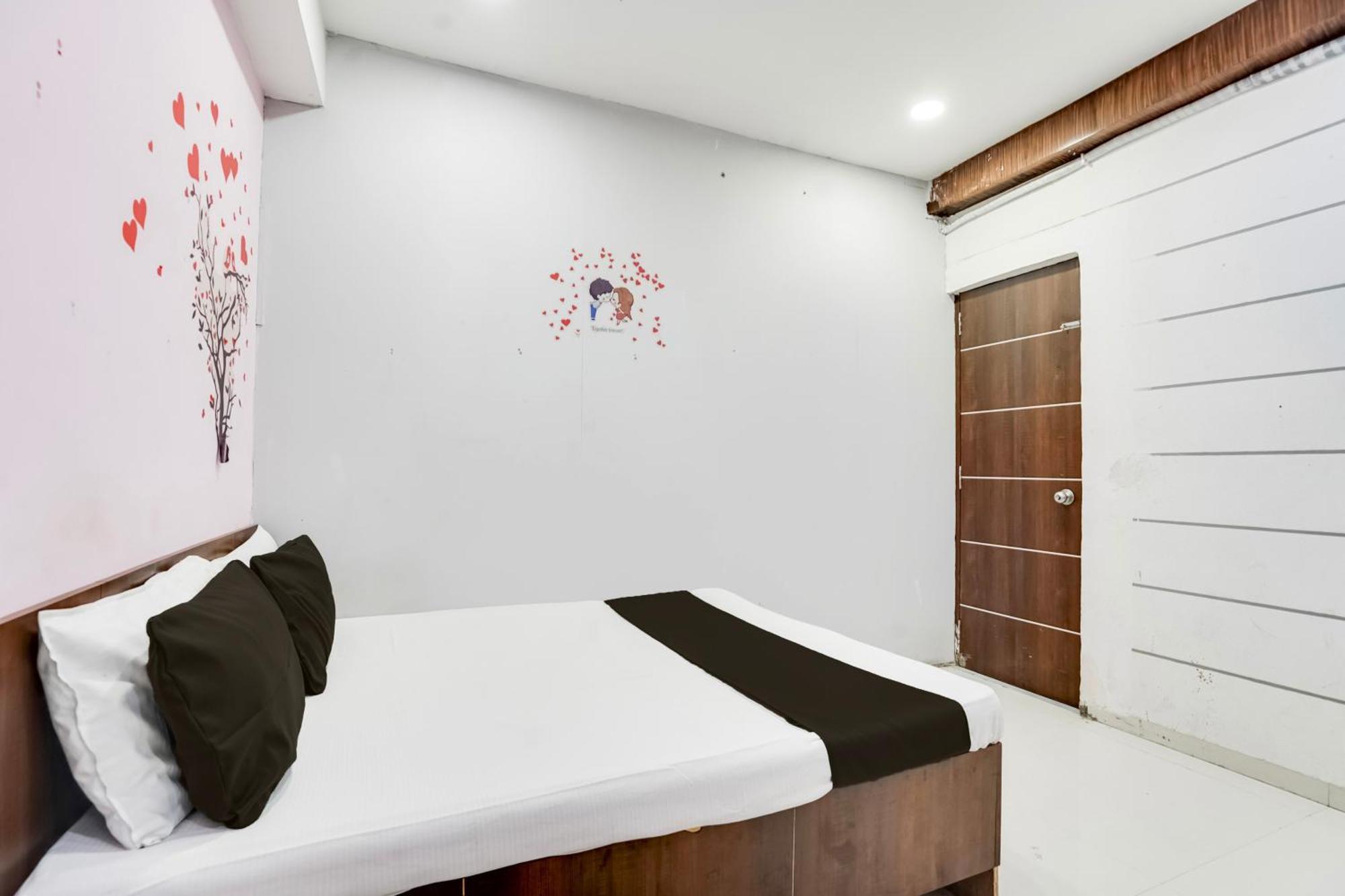 Hotel O Day Night Rooms Surat Exterior photo