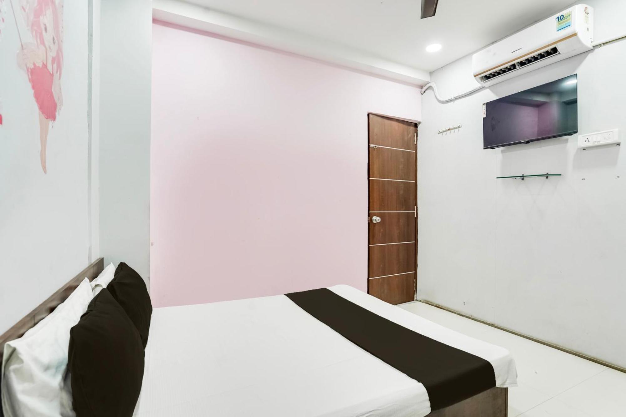 Hotel O Day Night Rooms Surat Exterior photo